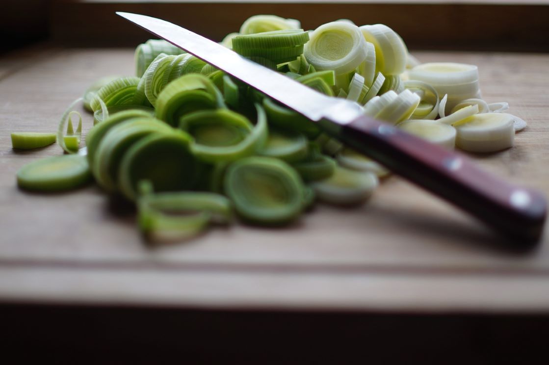 Knife with spring onions